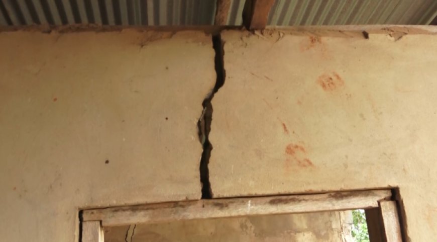 W/N/R : Sefwi Kofi-krom Pupils Appeal For "Death Trap" School Block To Be Fixed