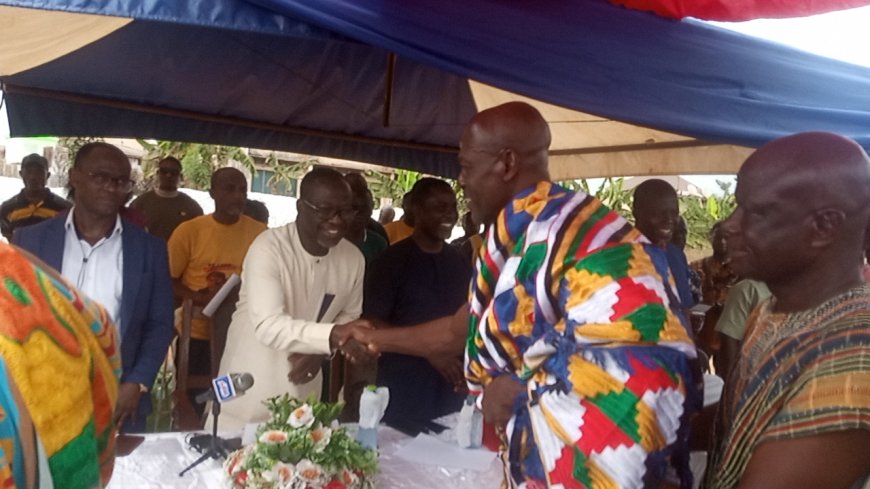 Social : Sefwi Bekwai Omanhene shows appreciation to Alfred Obeng Boateng for fulfilling promise