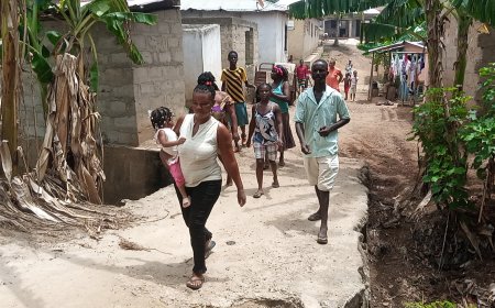 Photos : Residents appeal for footbridge to avert the loss of lives