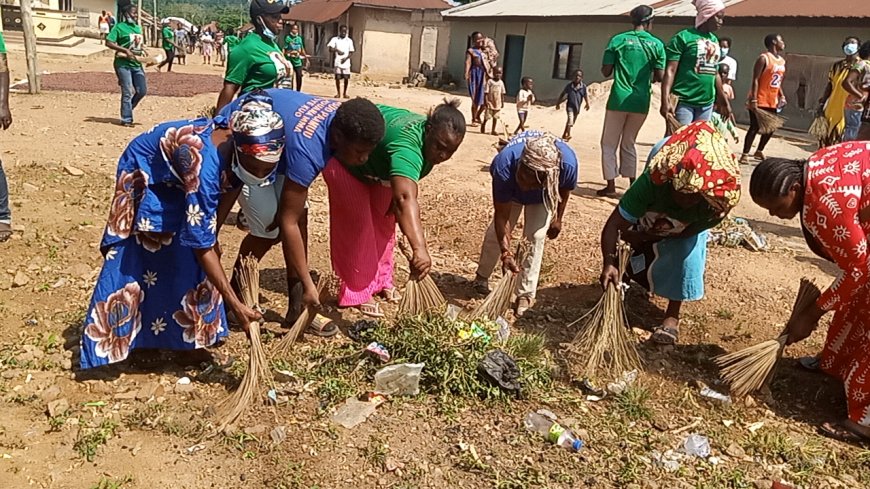 Nana Baffour Gyau Mobilizes Aduana Ma Kro Ye Kuo for Clean-Up Ahead of Asuo Paamu Festival