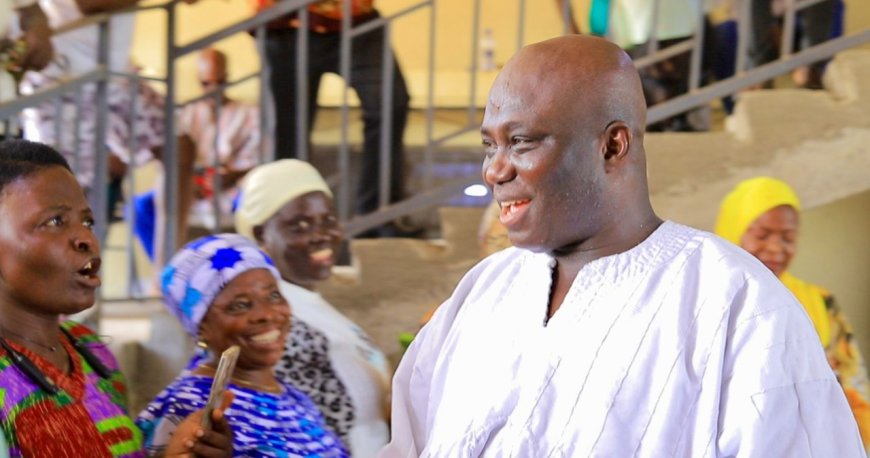 Hon. Eric Opoku Presents GH¢300,000 in Cash to Sankore Traditional Council as Compensation for College of Agriculture and Technology Land